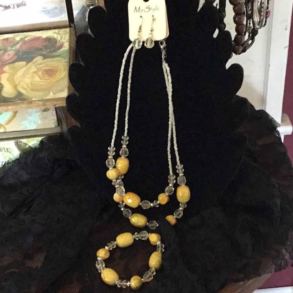 Necklace, bracelet and earring set
